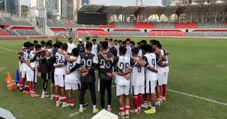 মাঠে অনুশীলন করছে খেলোয়াড়রা